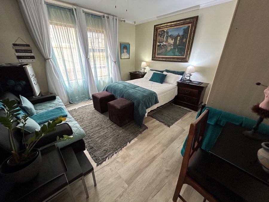 6 Bedroom Property for Sale in Wavecrest Eastern Cape
